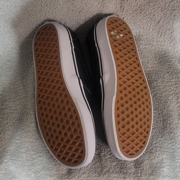 Classic Slip-On Perforated Leather Shoe sneakers Women's size 6 - Picture 3 of 5